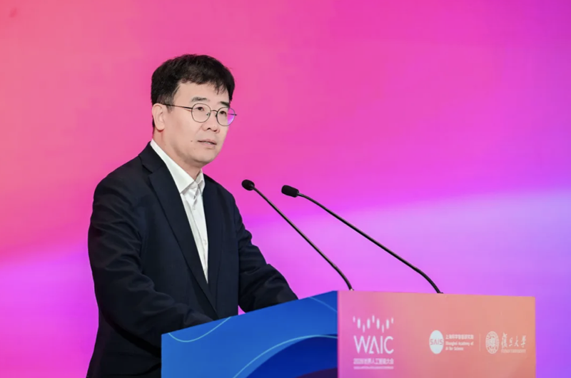 易凡出席WAIC 2026科学智能开放论坛。图/复旦大学